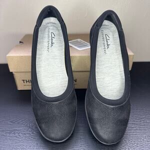 5/$50NIB Womans Clarks Ayla Low slip-ons in black size 6.5W